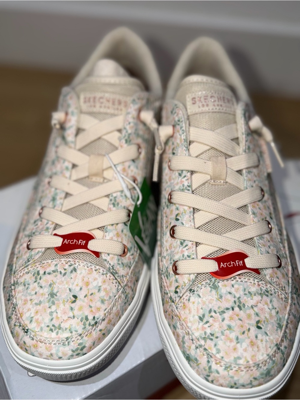 Brand New Skechers Arch Fit Lace-Up Sneakers Cream Floral Print Size 11